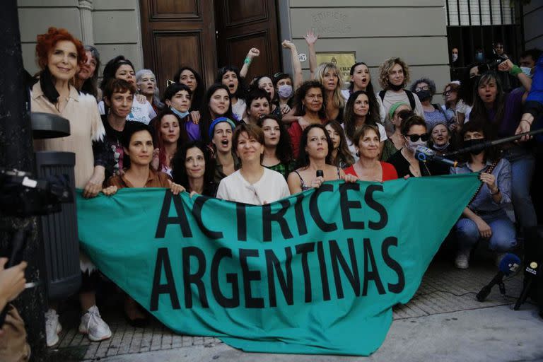 El colectivo Actrices Argentinas en las puertas de trubunales donde se lleva a cabo el juicio por abuso de Thelma Fardín contra Juan Darthés.