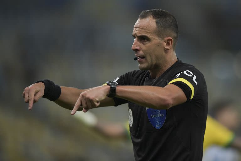 Esteban Ostojich dirigió la final entre la Argentina y Brasil, por la Copa América 2021, en el estadio Maracaná 