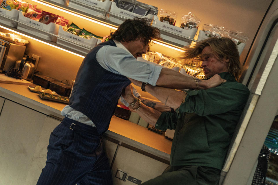 En esta imagen proporcionada por Sony Pictures Aaron Taylor-Johnson, izquierda, y Brad Pitt en una escena de "Bullet Train". (Scott Garfield/Sony Pictures vía AP)