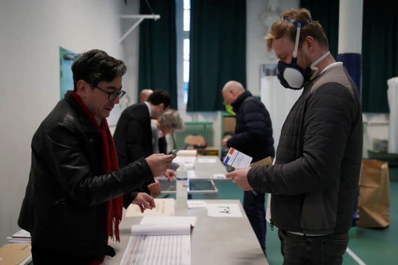 First round of mayoral elections during COVID-19 outbreak in Paris