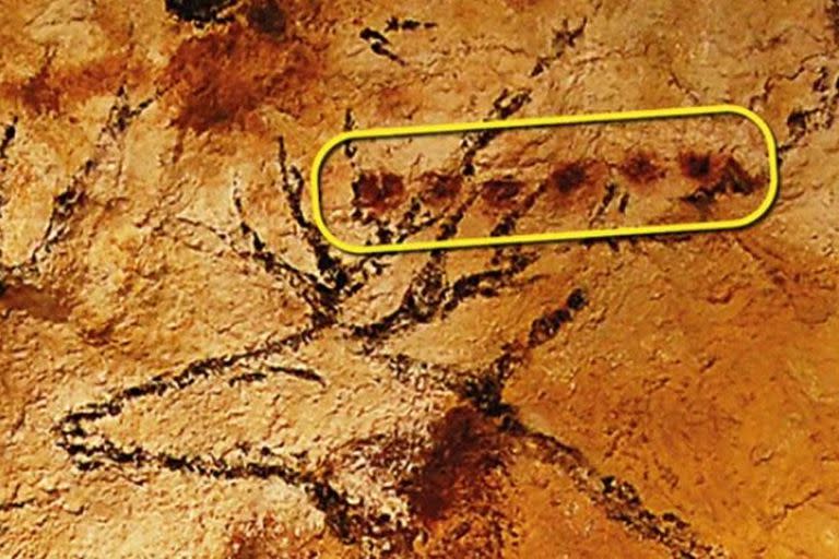 Puntos en una pintura rupestres hallada en una cueva y que data de hace más de 20.000 años