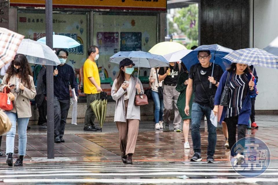 今天東北季風持續增強，氣溫下降，部分地區會有局部短暫陣雨。（本刊資料照）