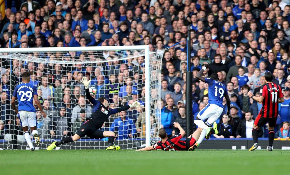 Everton’s Oumar Niasse Right) scores the first goal against AFC Bournemouth