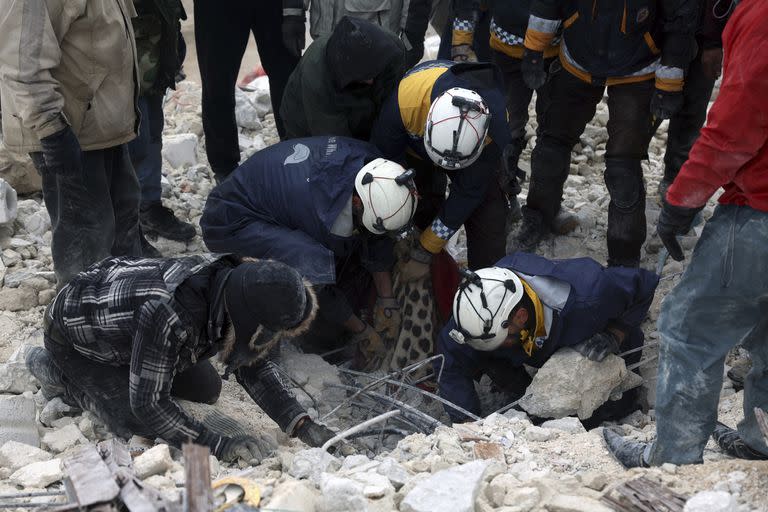 Búsqueda de sobrevivientes en el pueblo de Besnia, en Siria. (AP/Ghaith Alsayed)