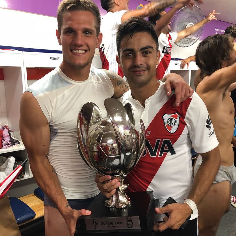 Bruno Zuculini junto al Pity Martínez, con la Supercopa ganada a Boca en Mendoza.