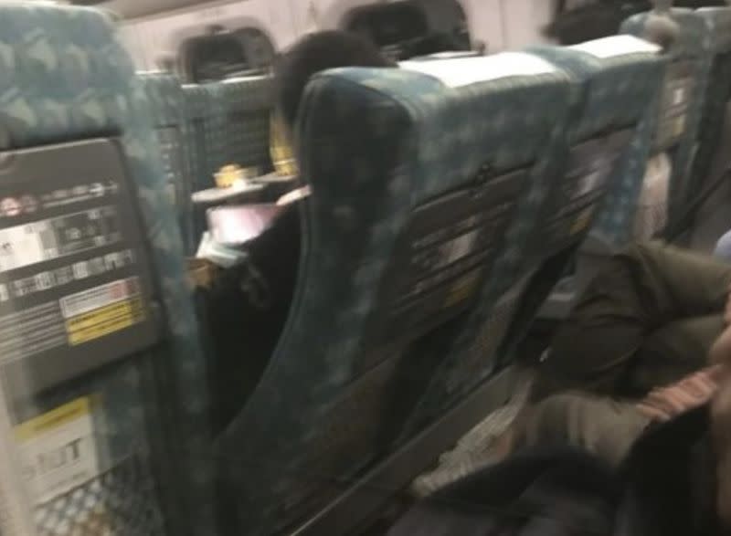 ▲網友搭高鐵時，前座的乘客把座椅壓到最低，讓他非常不高興。（圖/PTT）