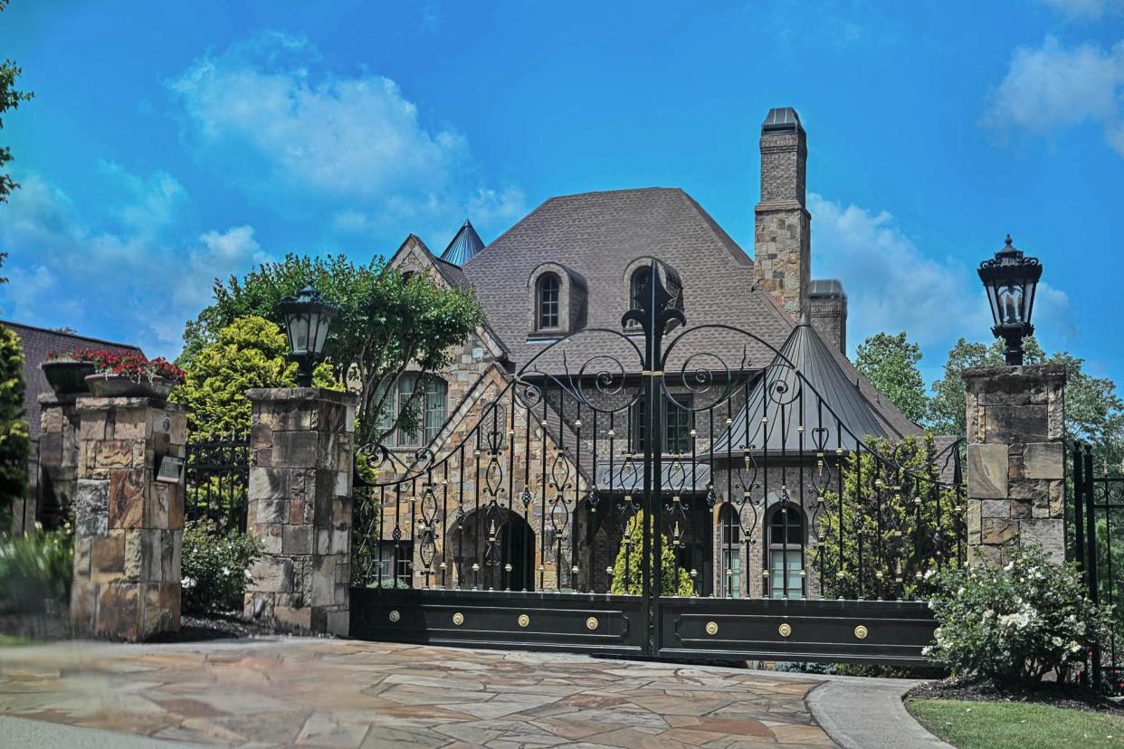 Kim Zolciak-Biermann and Kroy Biermann List Their Georgia Mansion for $6 Million Ahead of Foreclosure 393