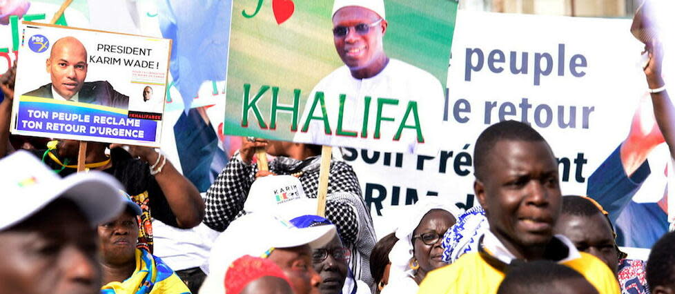 Des photos des opposants Karim Wade et Khalifa Sall brandies à Dakar, le 29 novembre 2018, lors d'une manifestation pour demander une présidentielle « transparente » en 2019.  - Credit:SEYLLOU / AFP