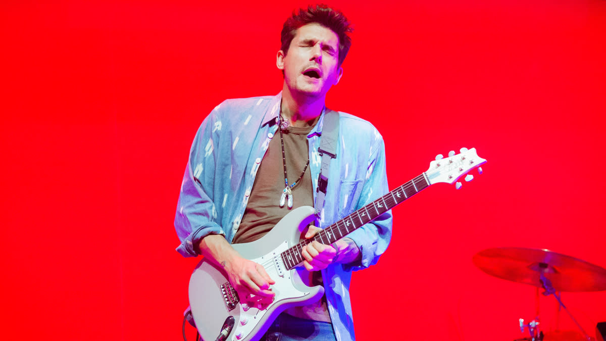  John Mayer performing live. 