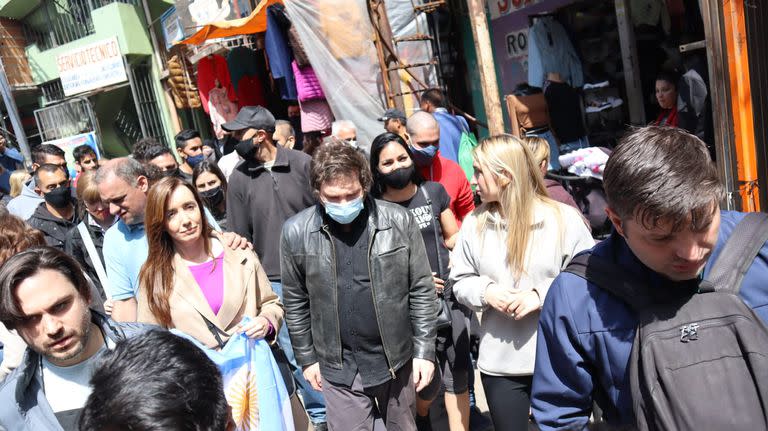 Javier Milei durante una recorrida en la villa 31 de la ciudad de Buenos Aires acompañado por Victoria Villarruel y Ramiro Marra, el primer candidato a legislados de la Libertad Avanza