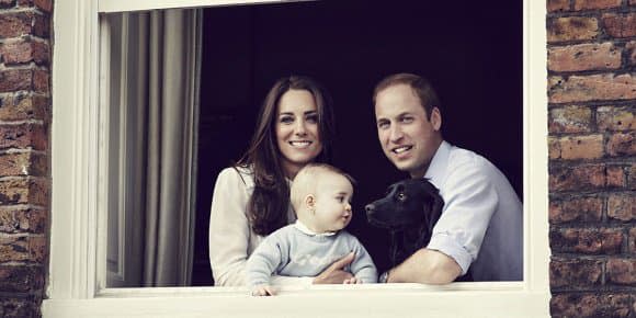 Le Duc et la Duchesse de Cambridge, William et Kate, et leur fils le Prince Georges à la fenêtre de leur appartement de Kensington. - -