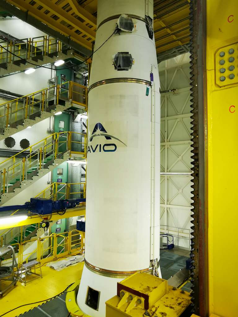 Dans le bâtiment d'assemblage, sur le pas de tir Vega, le second étage Z40 avec à l'intérieur ses 36 tonnes de carburant solide. Il remplace le Z23 pour assurer plus de capacité d'emport vers l'orbite. © Daniel Chrétien, Futura Sciences