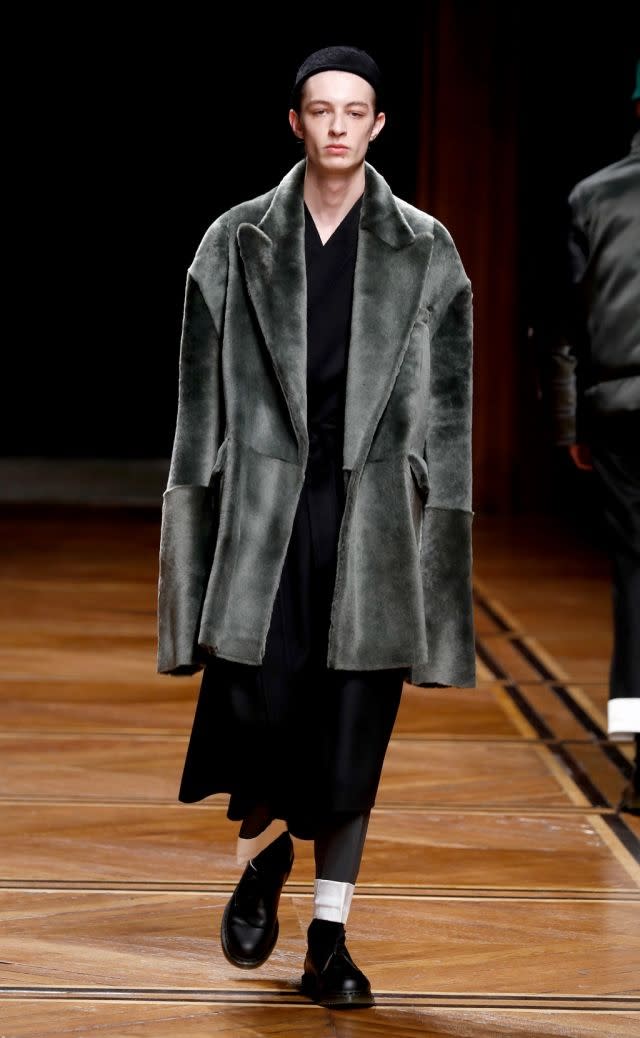 Comfort was on the agenda at Sean Suen, with loose cuts and coats with super-long sleeves - fall/winter 2018-2019 collection. Paris, January 18, 2018