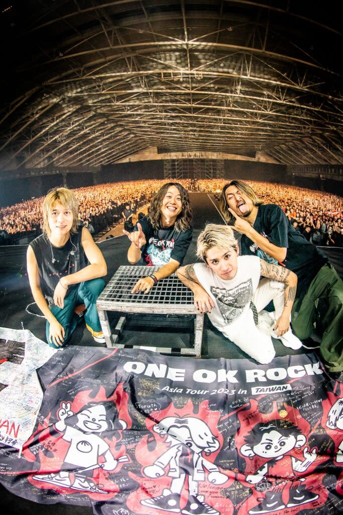 ONE OK ROCK與樂迷製作的布條以及全場觀眾大合照