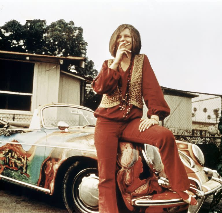 Janis Joplin en 1969, sobre su Porsche 356C Cabriolet de 1965