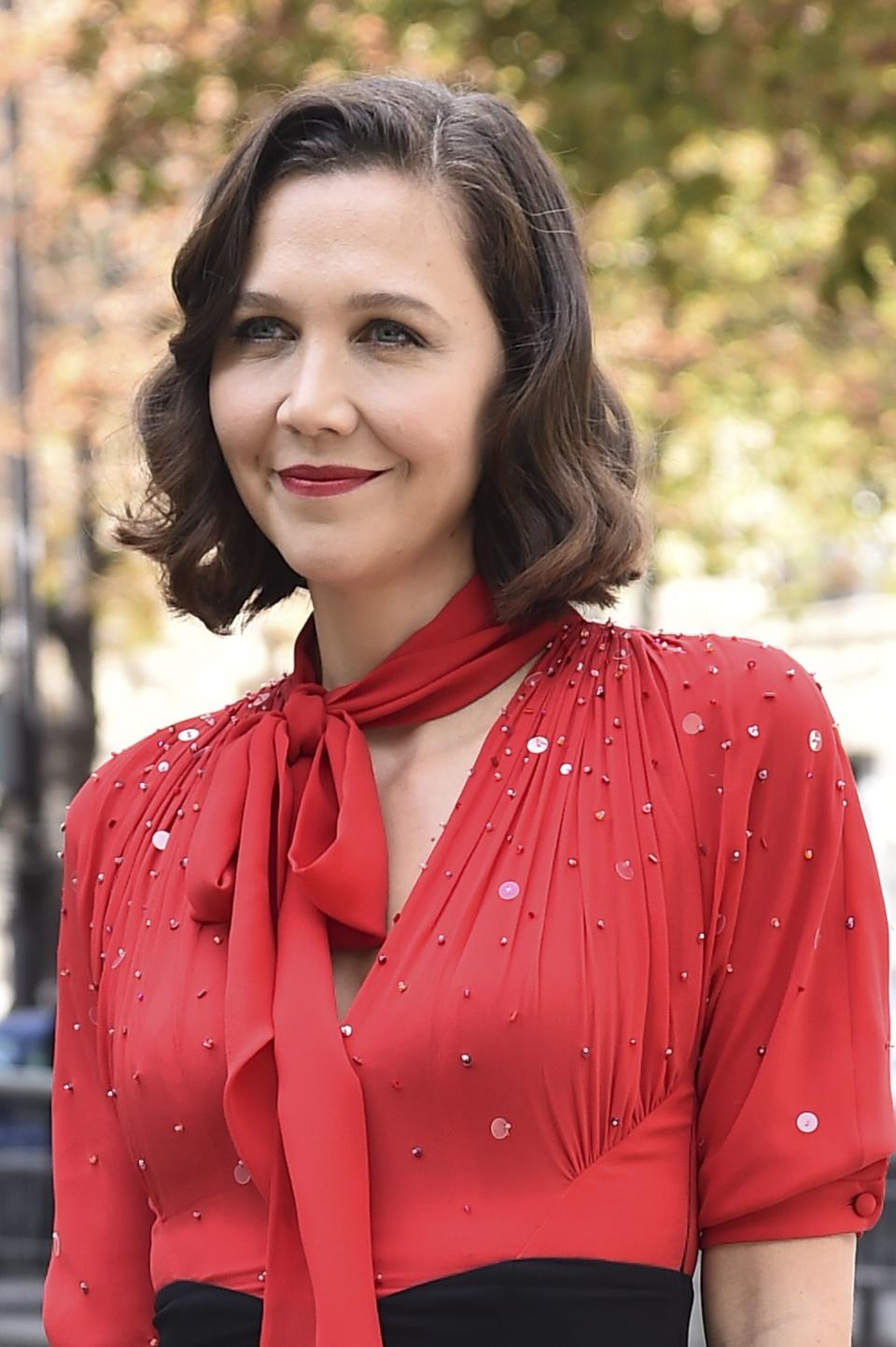 <h3>瑪姬葛倫霍Maggie Gyllenhaal - 哥倫比亞大學Columbia University 文學士</h3> <p>曾獲奧斯卡提名最佳女配角的瑪姬葛倫霍出生影視家庭，爸爸是電影導演，媽媽是劇作家兼製片人，她和弟弟傑克葛倫霍（Jake Gyllenhaal）從青少年時期就作為童星出道。</p> <p>但不像弟弟選擇放棄學業專心從影，瑪姬葛倫霍在大學期間稍微淡出螢幕，於常春藤名校哥倫比亞大就讀文學與東方宗教，並於1999年畢業取得文學士學位。</p> <cite>Getty Images</cite>