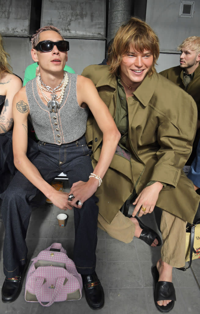 <p>L’acteur hawaiien et le mannequin australien avaient leur place réservée au premier rang (évidemment !) du défilé Vivienne Westwood. Les deux invités VIP ne se sont pas fait prier pour traverser les océans afin de prendre part à la Paris Fashion Week 2022. © Getty Images</p> 