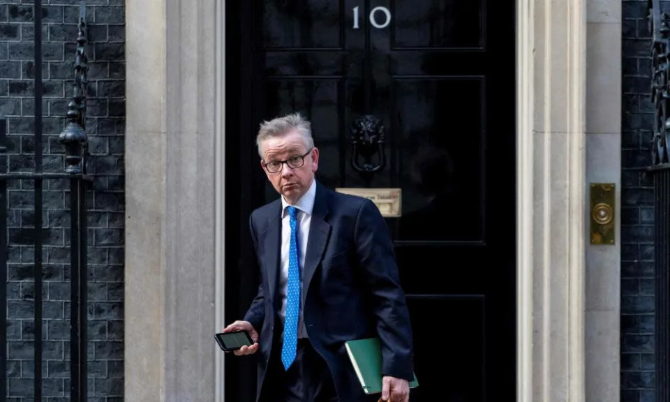 Michael Gove con traje y corbata fotografiado saliendo del número 10 de Downing Street