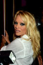 Pamela Anderson posa durante su fiesta en Saint-Tropez, Francia. (Foto por: Foc Kan/WireImage)