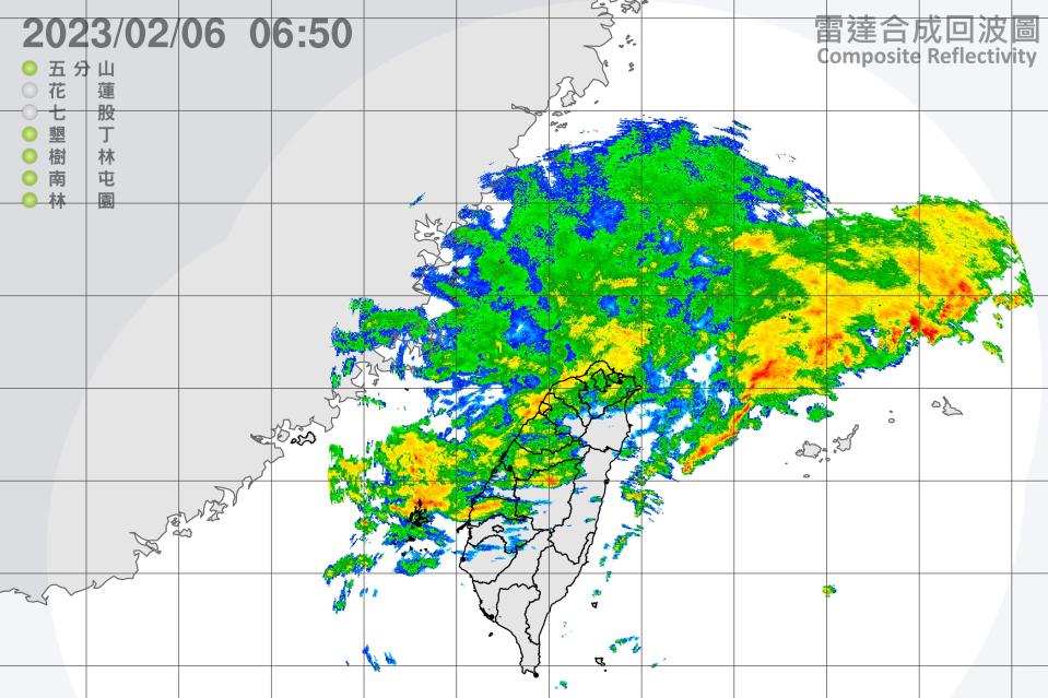 華南雲雨區東移，氣象局發布大雨特報，今天（6日）基隆北海岸及宜蘭地區有局部大雨發生的機率。