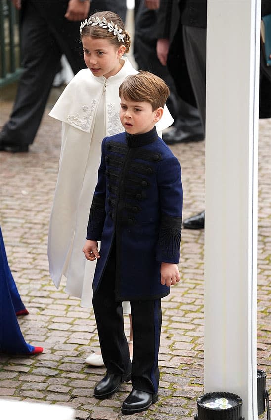 Los príncipes Charlotte y Louis en la coronacion de Carlos III