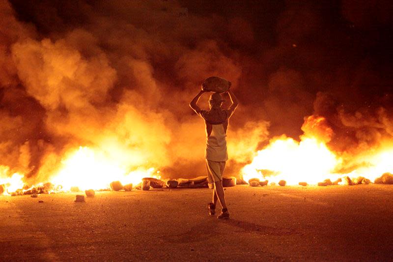 <p>Un manifestante enciende fuego a una barricada en una manifestación el miércoles 12 de abril del 2017, en Barquisimeto, Venezuela. (EFE/GIORGIO H. PASQUALE)</p>