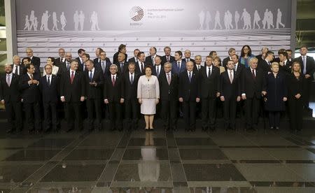 Heads of states and European Union officials pose for a picture before the Eastern Partnership Summit session in Riga, Latvia, May 22, 2015. REUTERS/Ints Kalnins