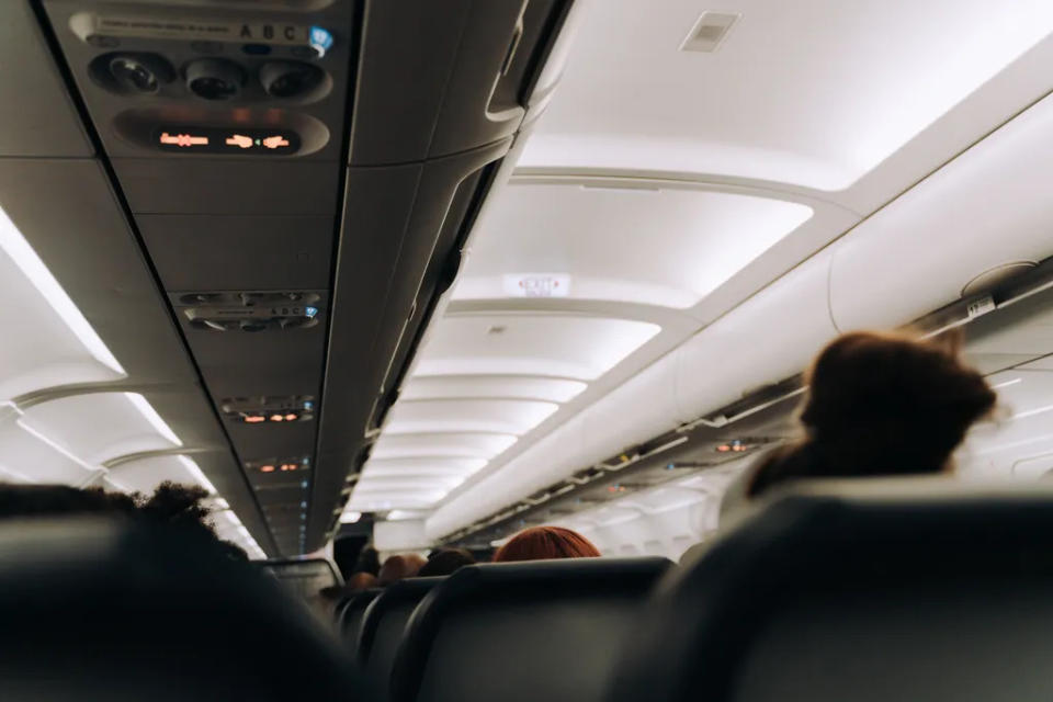 Estudo indica que viagens de avião podem encarar mais turbulências como consequência das mudanças climáticas, reforçando a necessidade do uso de segurança durante todo o voo (Imagem: Elisall/envato)
