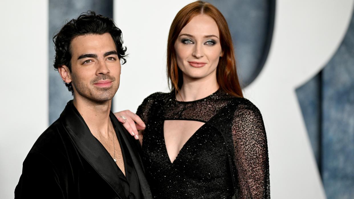  Sophie Turner and Joe Jonas at the Vanity Fair Oscar Party. 