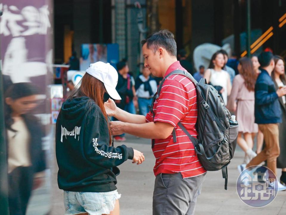 酥胸有異狀 15：29 終於不注重在翁滋蔓的下半身，闊少男友體貼幫她整理好胸前物品。