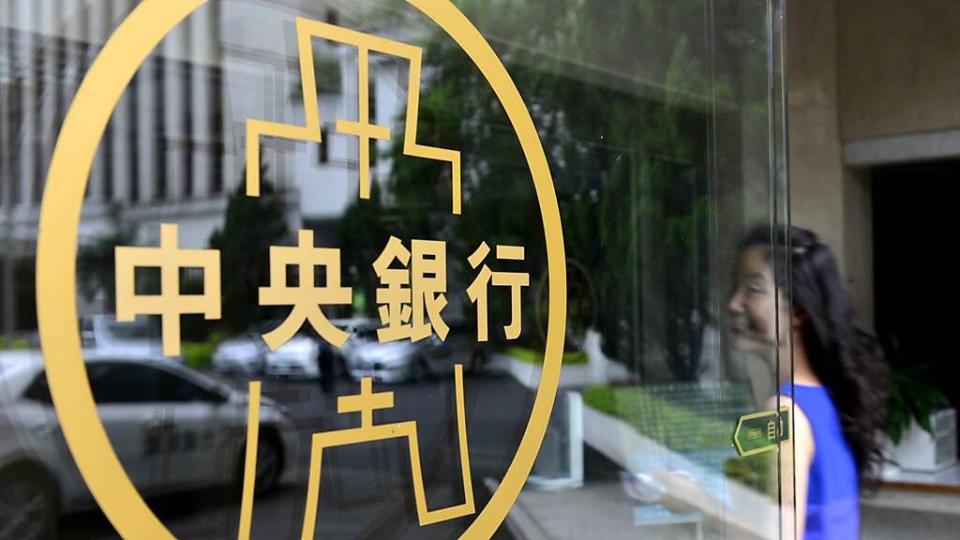 4月外匯存底減少是因主要貨幣對美元貶值，且央行進場調節賣匯阻貶。圖／本報資料照片