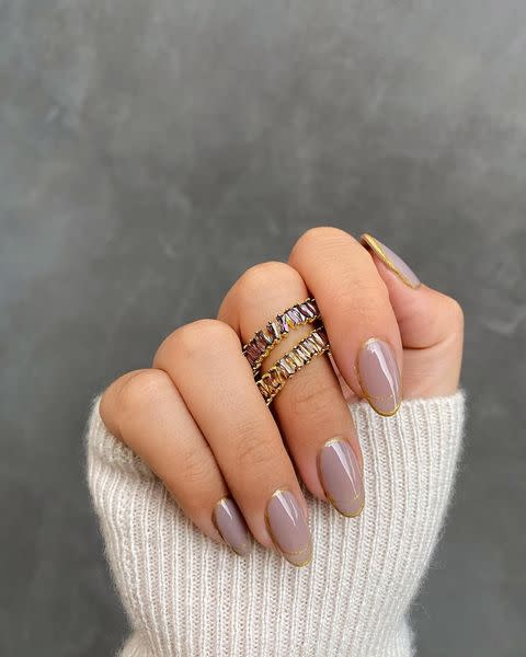 7) These Gray-Mauve Nails