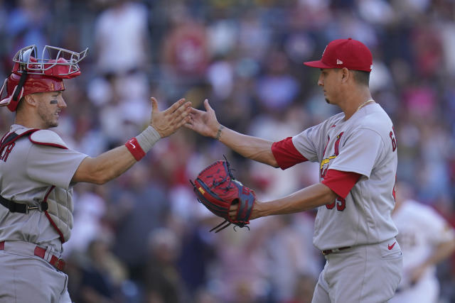 Cardinals reliever Gallegos gets wiped down by umpire after using rosin bag  on his left arm – KGET 17