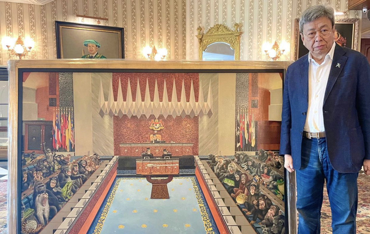 Selangor Sultan Sharafuddin Idris Shah standing next to a painting depicting Malaysian MPs as monkeys and frogs. (PHOTO: Selangor Royal Office/Facebook)