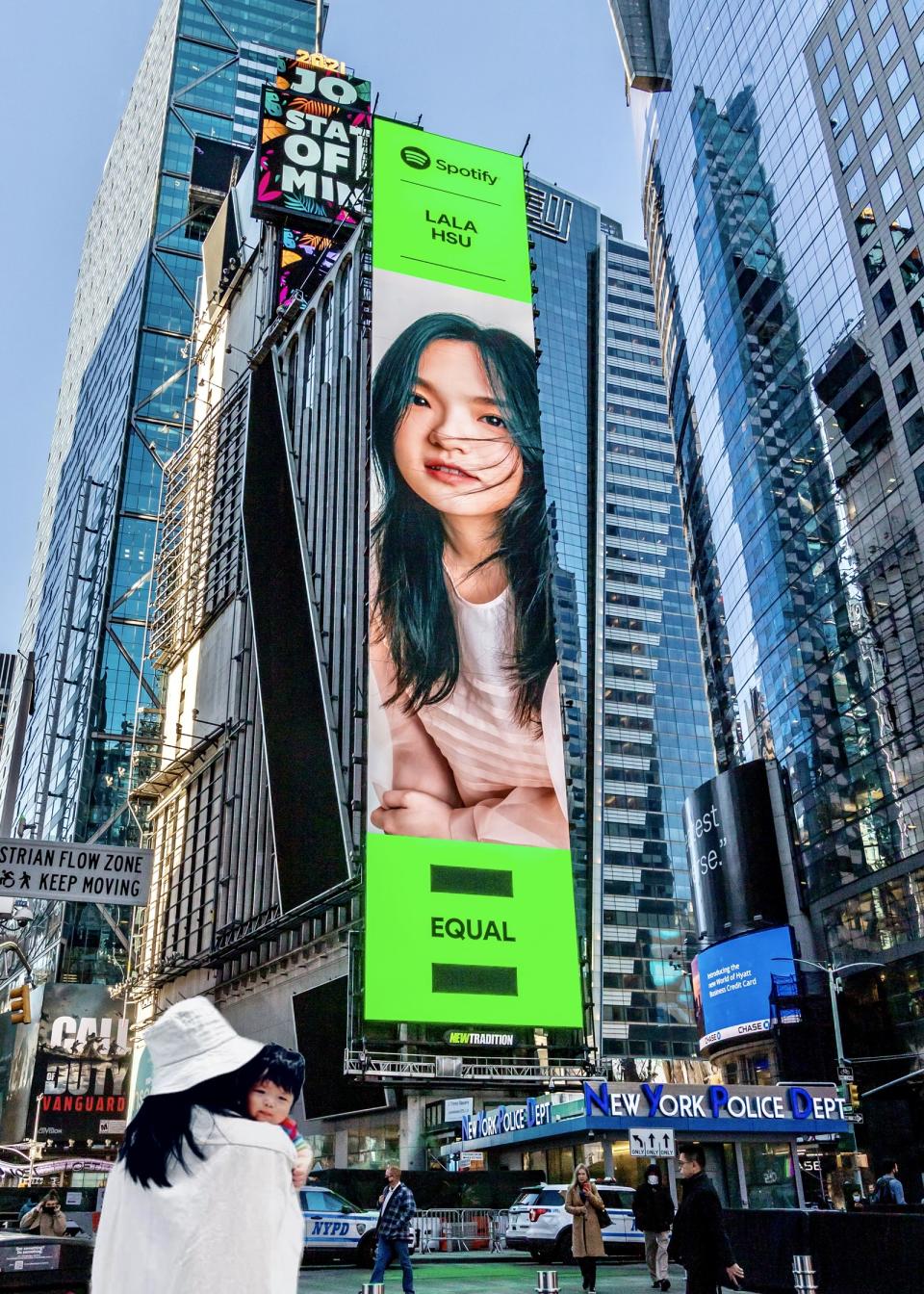 徐佳瑩巨型海報登上時代廣場，同事搞笑幫她合成她帶兒子去現場見證的照片。（亞神提供）