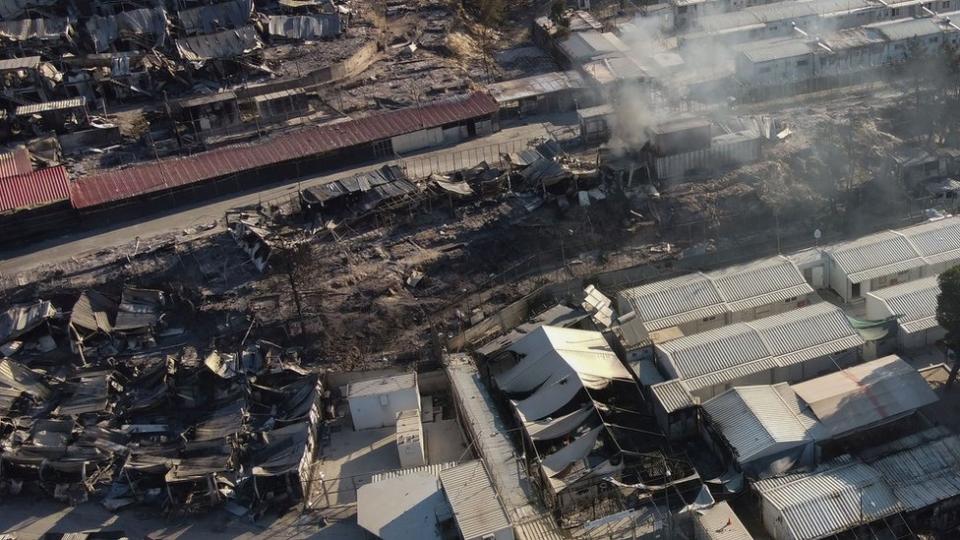 Vista aérea de los refugios destruidos tras eln incendio en el campamento de migrantes de Moria, en la isla de Lesbos