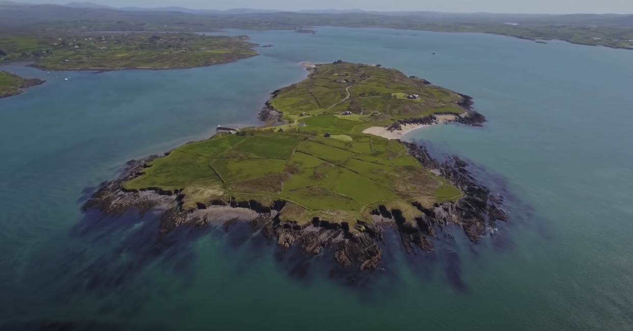 Horse Island, ubicada frente a la costa de Schull, en West Cork, en el suroeste de Irlanda. Foto: captura de pantalla de video de Engel & Voelkers Cork en YouTube.