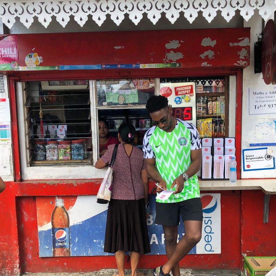 El rapero Tinie Tempah, de origen nigeriano, luciendo la camiseta.<a href="https://www.instagram.com/tiniegram/?hl=en" rel="nofollow noopener" target="_blank" data-ylk="slk:Foto: Tinie Tempah/Instagram;elm:context_link;itc:0;sec:content-canvas" class="link "> Foto: Tinie Tempah/Instagram</a>