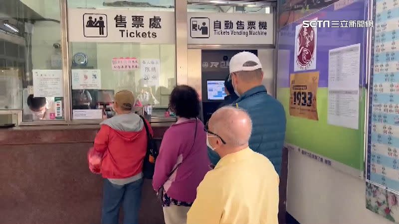 民眾排隊購買台南「永保安康」的紀念車票。