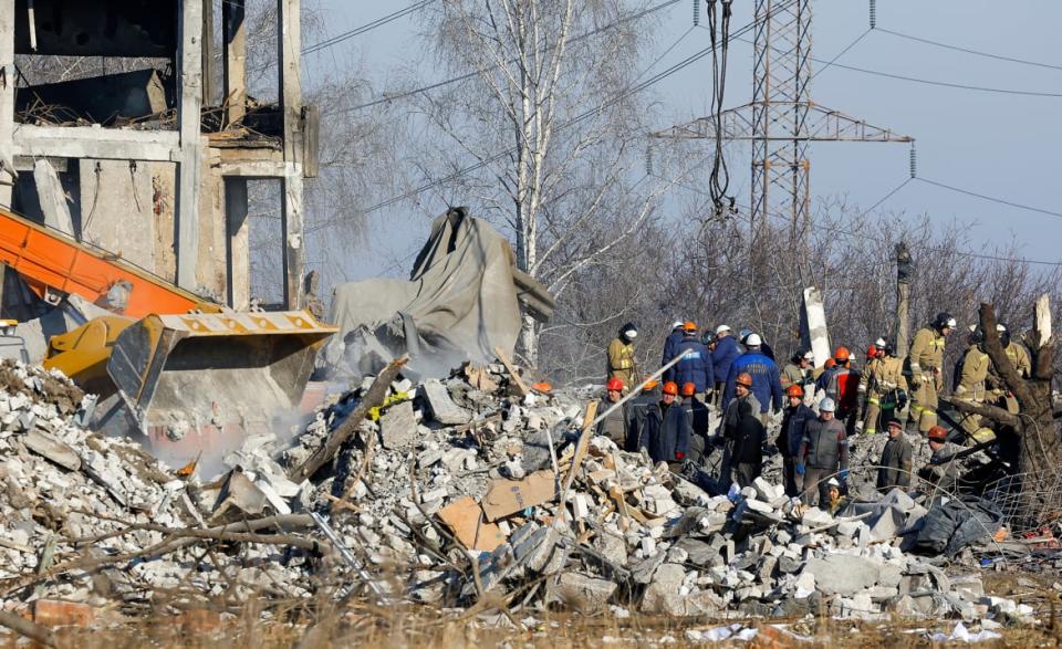 <div class="inline-image__caption"><p>Workers remove debris of a destroyed building used as temporary accommodation for Russian soldiers, 63 of whom were killed in a Ukrainian missile strike as stated the previous day by Russia's Defence Ministry in Makiivka, Russian-controlled Ukraine, Jan. 3, 2023.</p></div> <div class="inline-image__credit">Alexander Ermochenko/Reuters</div>