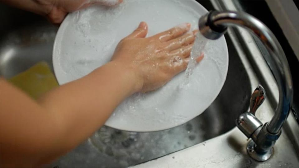 No es necesario aclarar los platos antes de meterlos en el lavavajillas (Créditos: Getty Images)