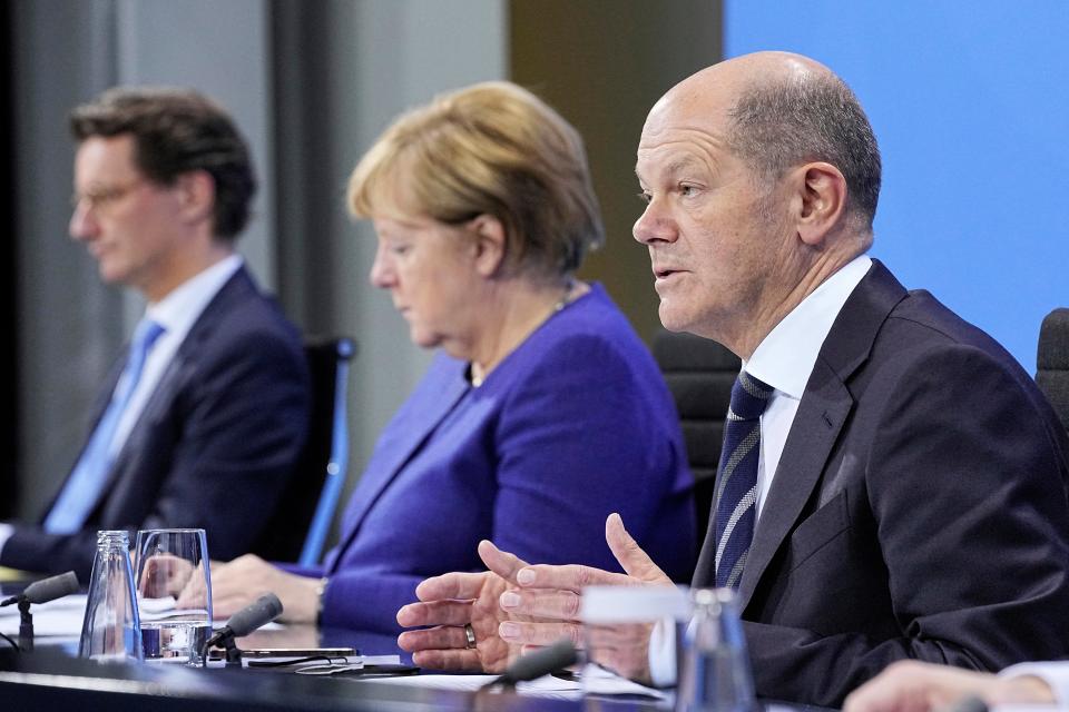 Bundeskanzlerin Angela Merkel (CDU) und ihr designierter Nachfolger Olaf Scholz (SPD) beraten am Donnerstag über verschärfte Einschränkungen, um Deutschland aus der Corona-Pandemie zu führen.