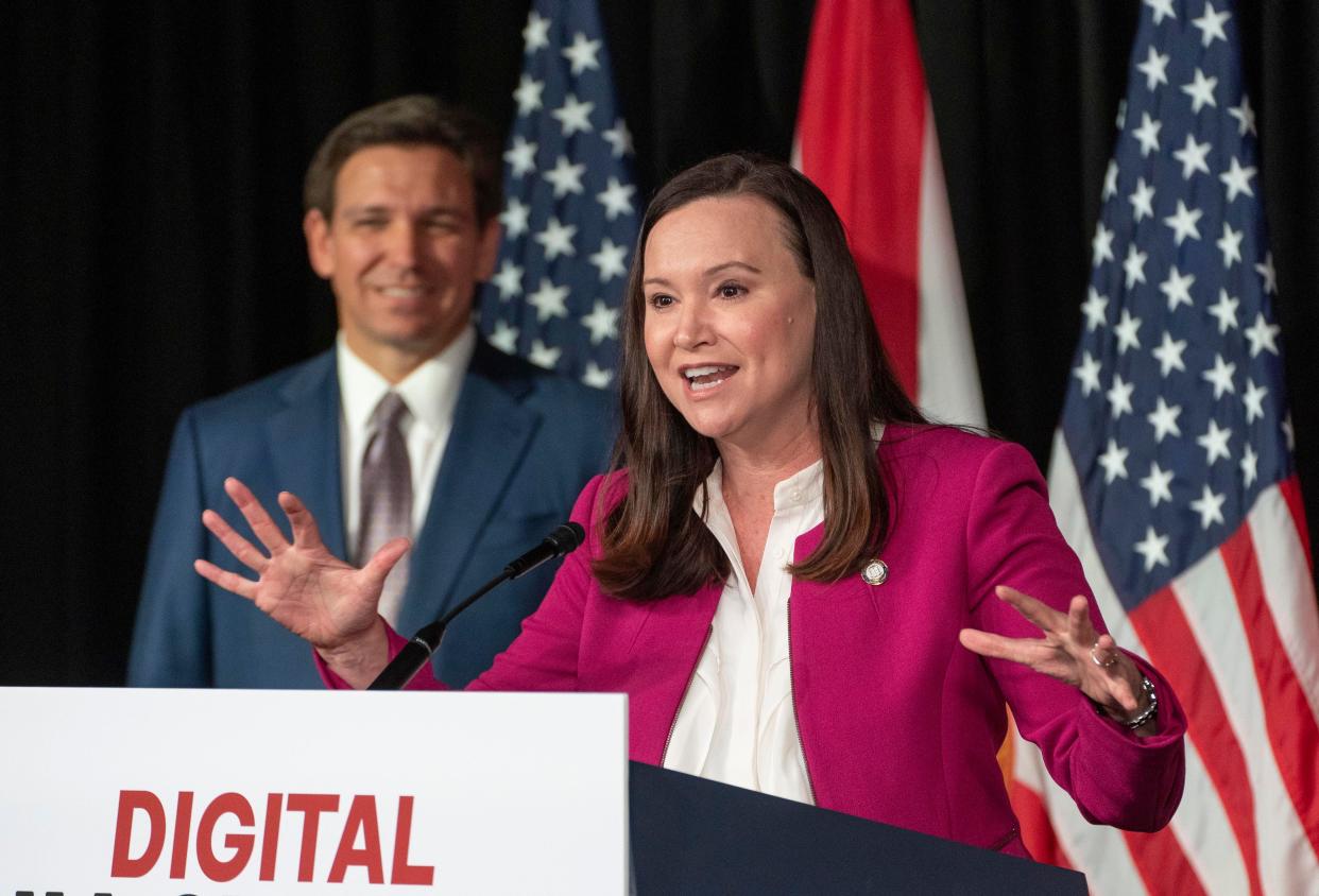 Florida Attorney General Ashley Moody speaks in front of Florida Governor Ron DeSantis during a press conference at Palm Beach Atlantic University in West Palm Beach in 2023. Hoch: Moody's 'anti-woke' arguments lack actual or even anecdotal evidence.