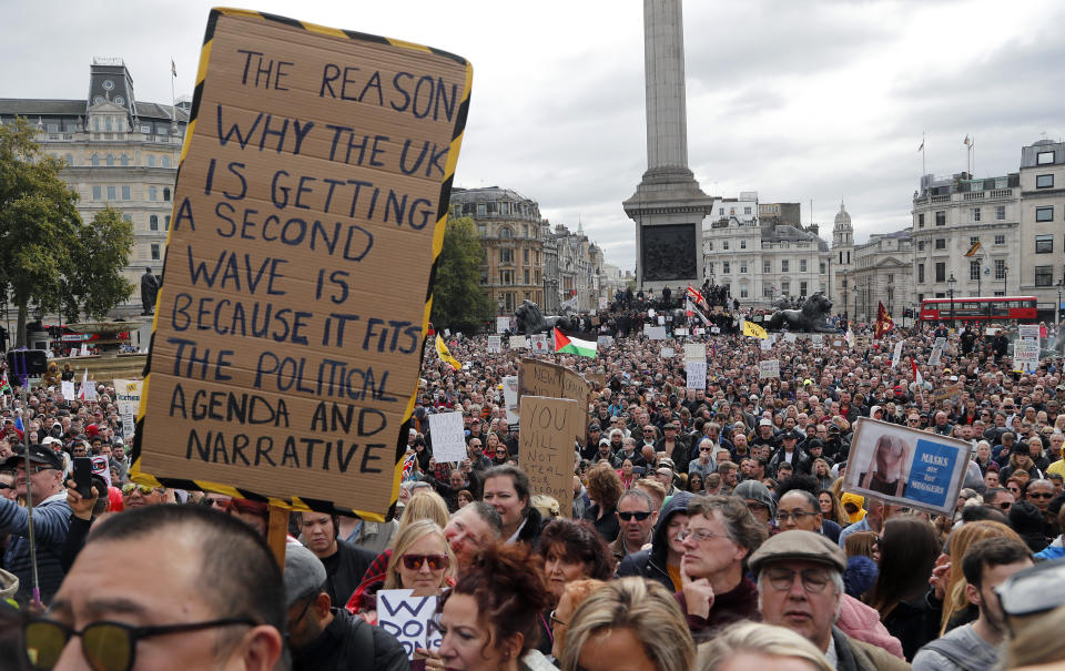 Unas personas participan en una marcha en la Plaza de Trafalgar, para protestar contra las restricciones de coronavirus, en Londres, el sábado 26 de septiembre de 2020. (AP Foto/Frank Augstein)