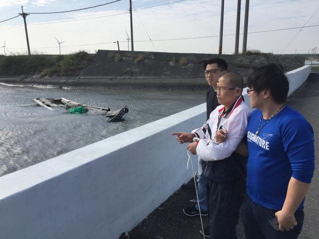 警方押解李嫌到龜山出海口尋找棄屍地點。（檢警提供）