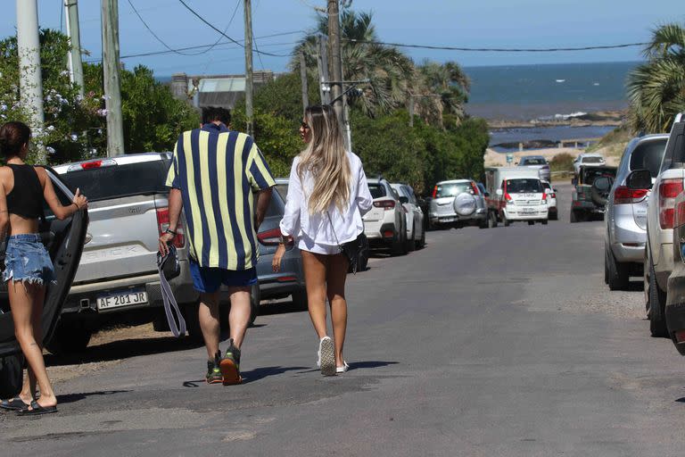 Chano y la mujer que lo acompañaba siguieron su paseo por el faro y el puerto, donde disfrutaron de un atardecer mágico