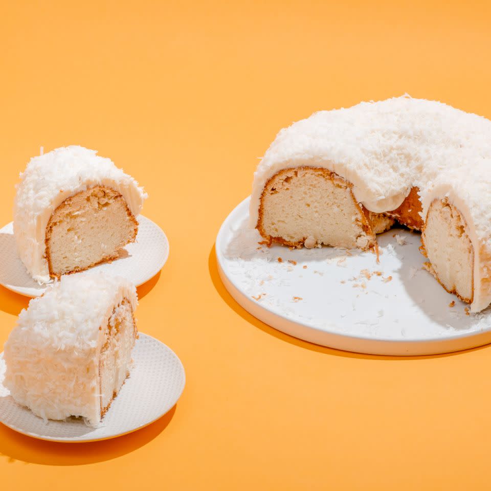 Der White Chocolate Coconut Bundt Cake von Doan’s Bakery (Foto: Goldbelly)