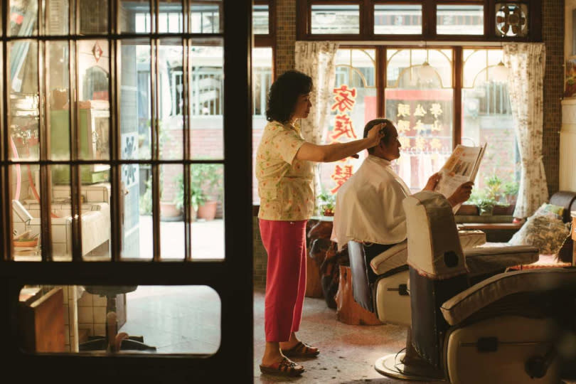 《本日公休》導演傅天余回到老家拍攝，自家的理髮店成電影場景。（圖／威視提供）