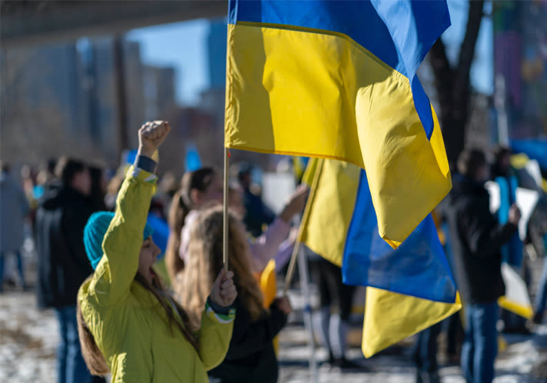 圖／面對俄羅斯的入侵，烏克蘭人民紛紛上街抗議。Unsplash by Ahmed Zalabany