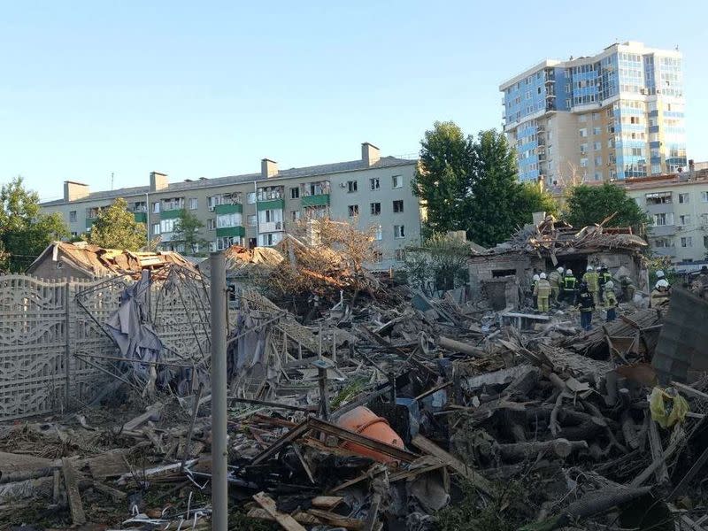 Foto del domingo de un edificio residencial destruido en Belgorod, Rusia